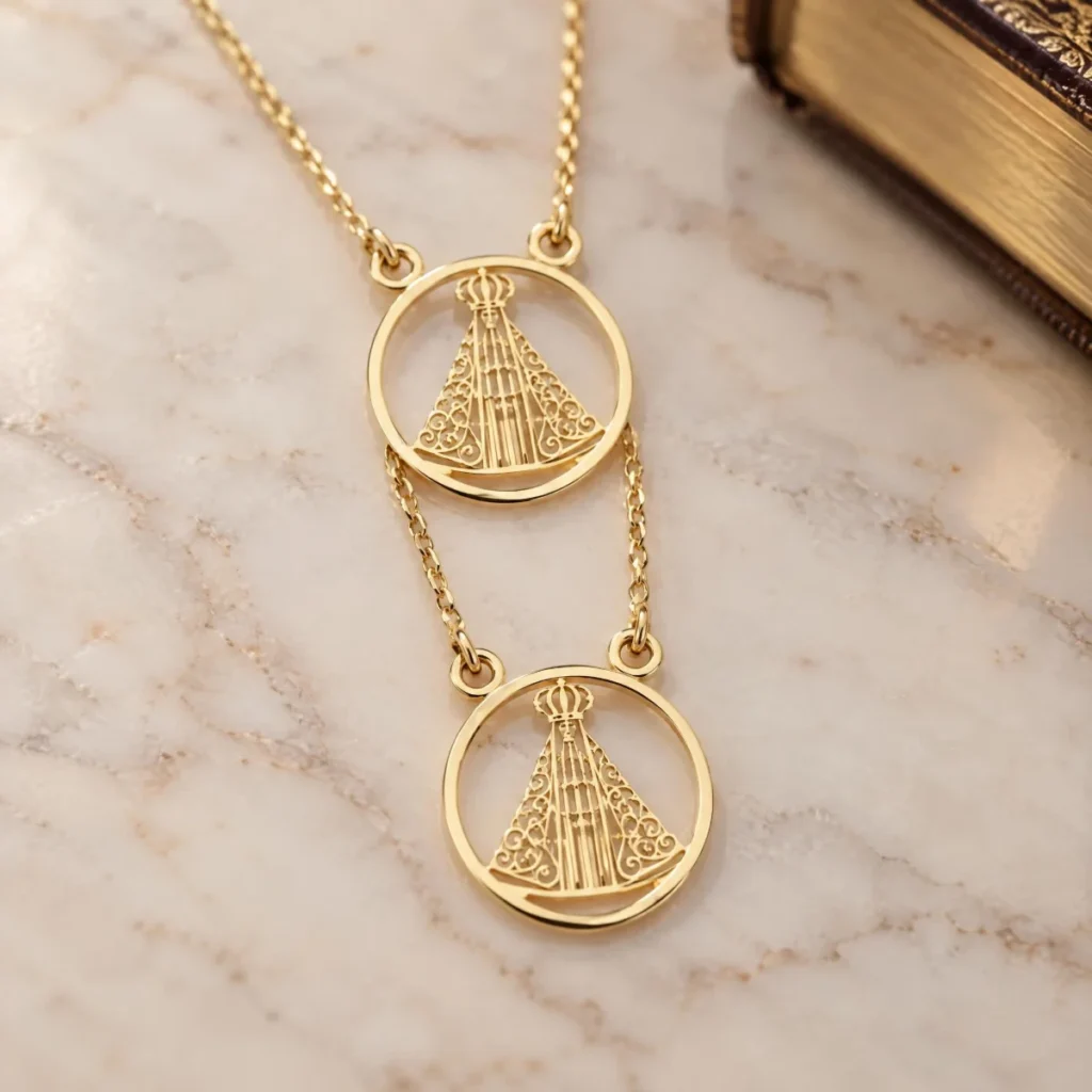 Escapulário Nossa Senhora Aparecida em Ouro 18k Elo Português, em foto de estúdio