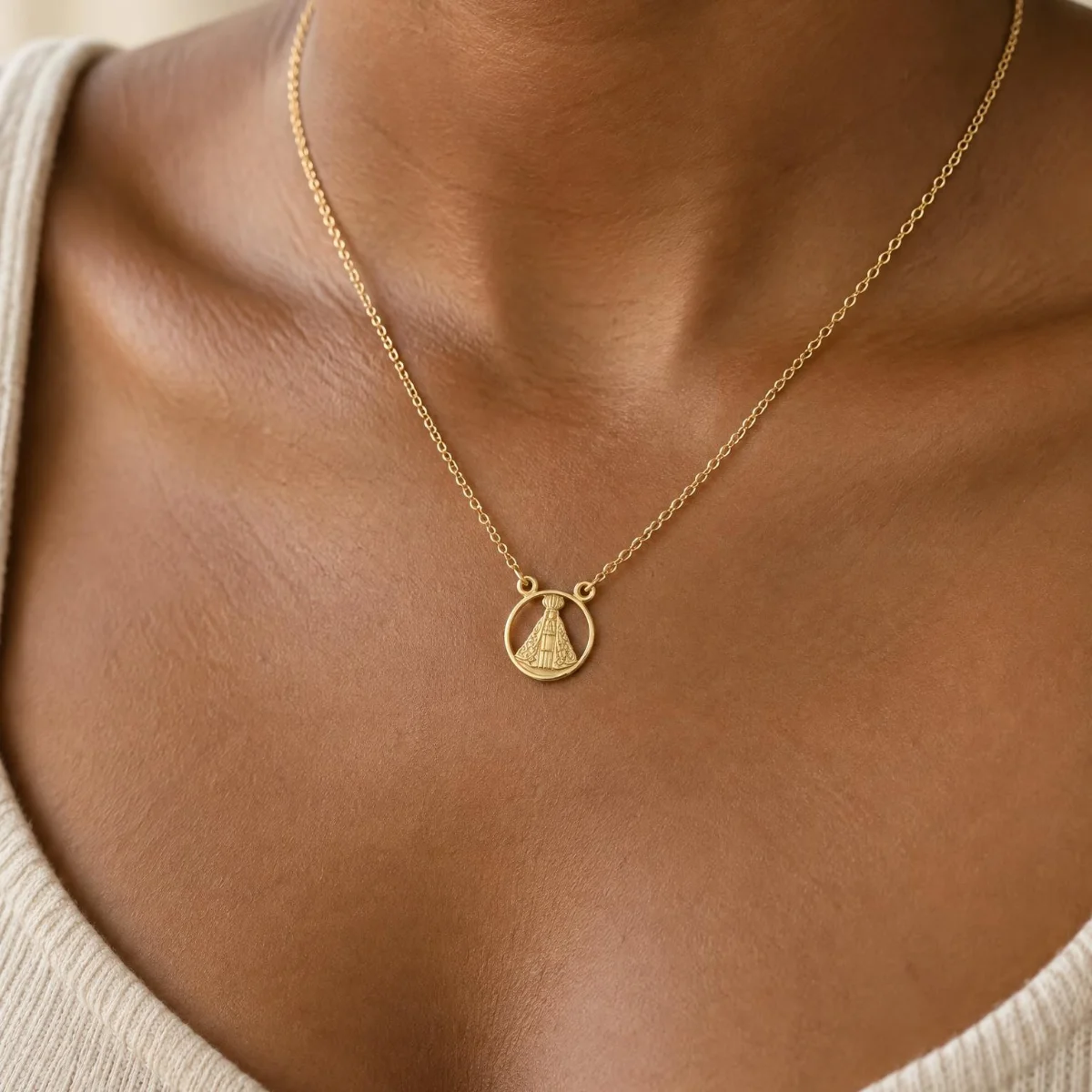 Escapulário Nossa Senhora Aparecida em Ouro 18k Elo Português, em uso por uma modelo
