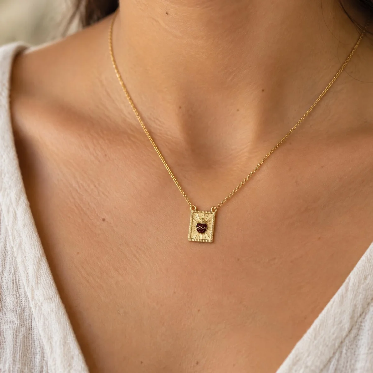 Escapulário Ouro 18k com Pedras Coloridas, em uso por uma modelo