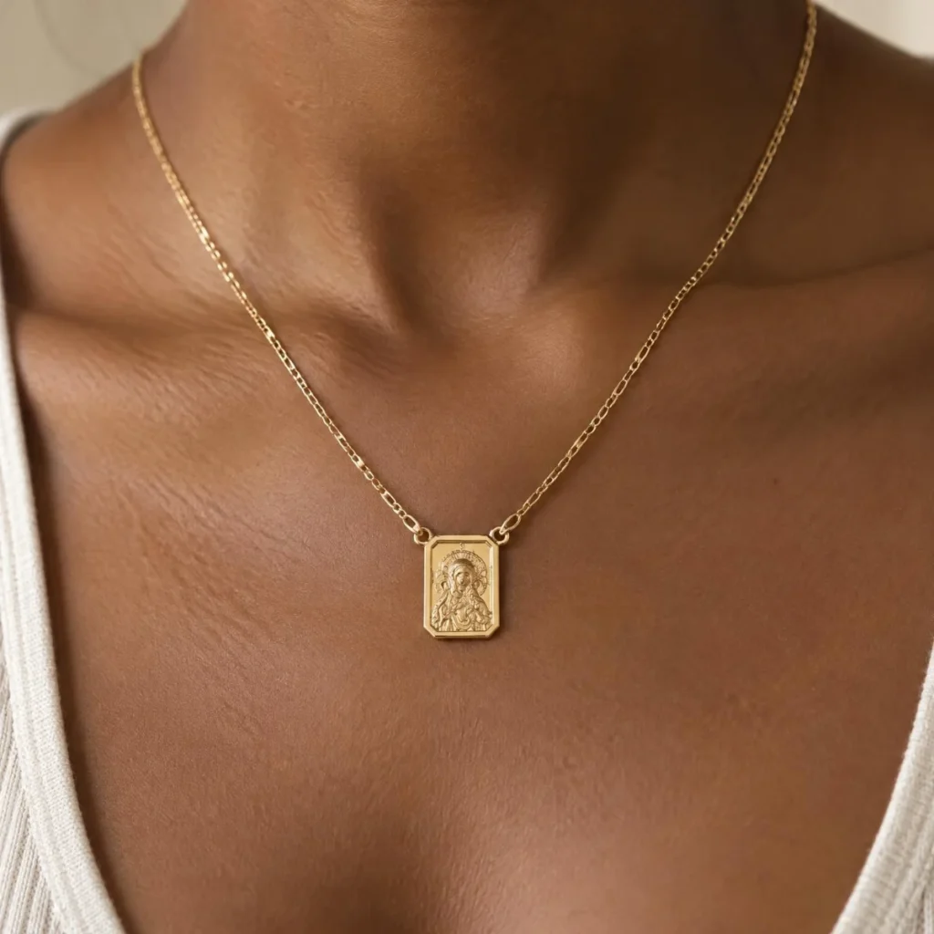 Escapulário Sagrado Coração em Ouro 18k Cartier, em uso por uma modelo