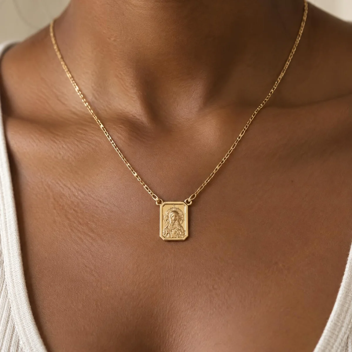 Escapulário Sagrado Coração em Ouro 18k Cartier, em uso por uma modelo