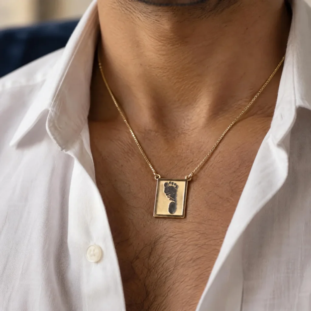 Escapulário Sagrado Coração Pezinho em Ouro 18k, em uso por um homem