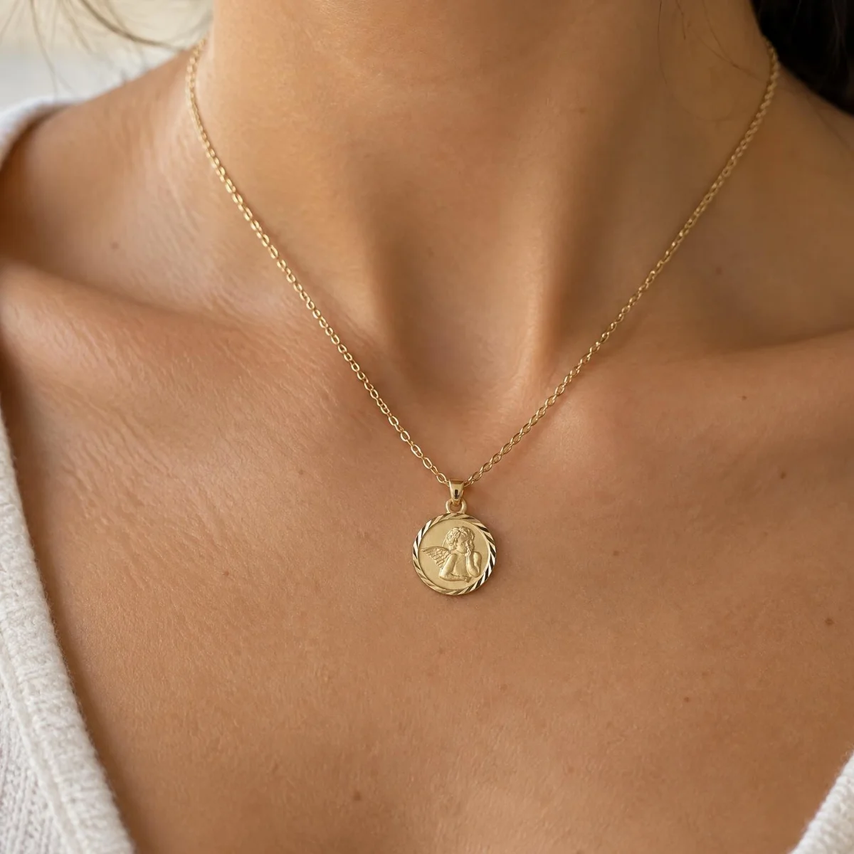 Escapulário São Bento Redondo em Ouro 18k, em uso por uma modelo