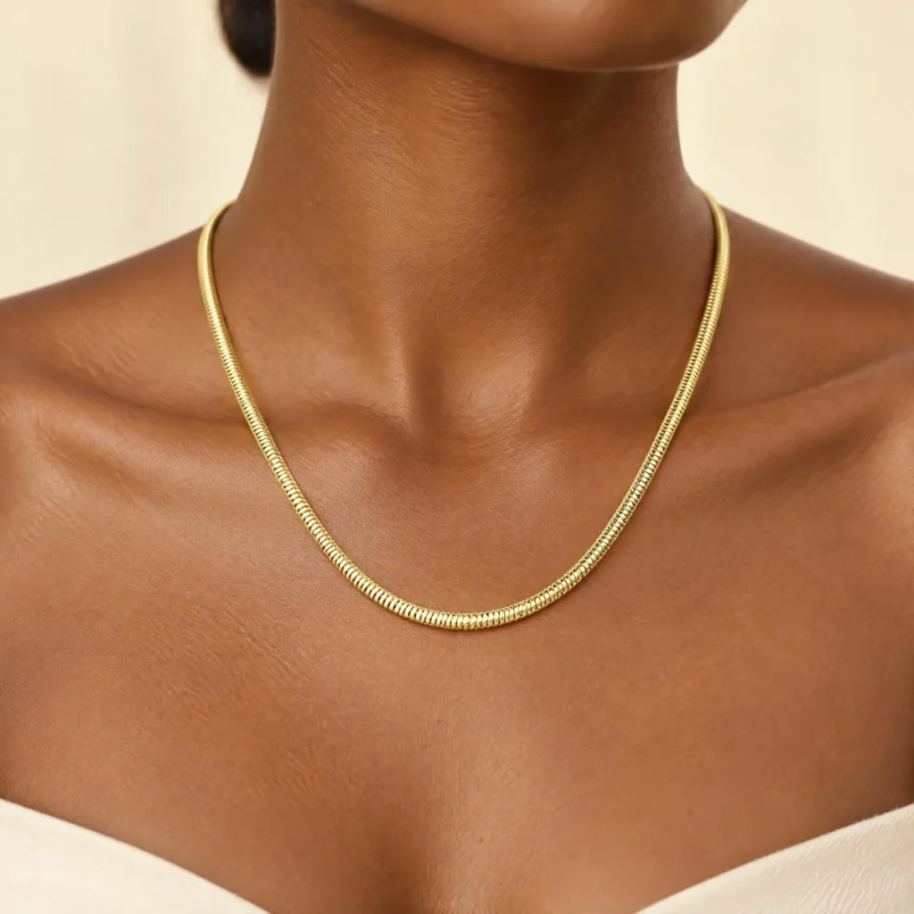 Gargantilha Ouro 18k Ondulada, em uso por uma modelo