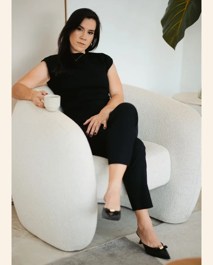 Kelly Mar, proprietária da KMS Joias, que cria cada joia sob encomenda em ouro 18k em Brasília Kelly Mar, proprietária da KMS Joias, que cria cada joia sob encomenda em ouro 18k em Brasília