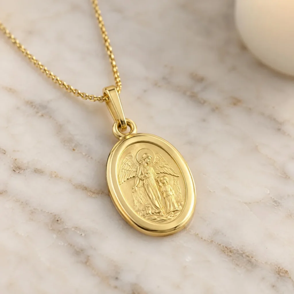 Medalha Anjo da Guarda Oval em Ouro 18k, em foto de estúdio