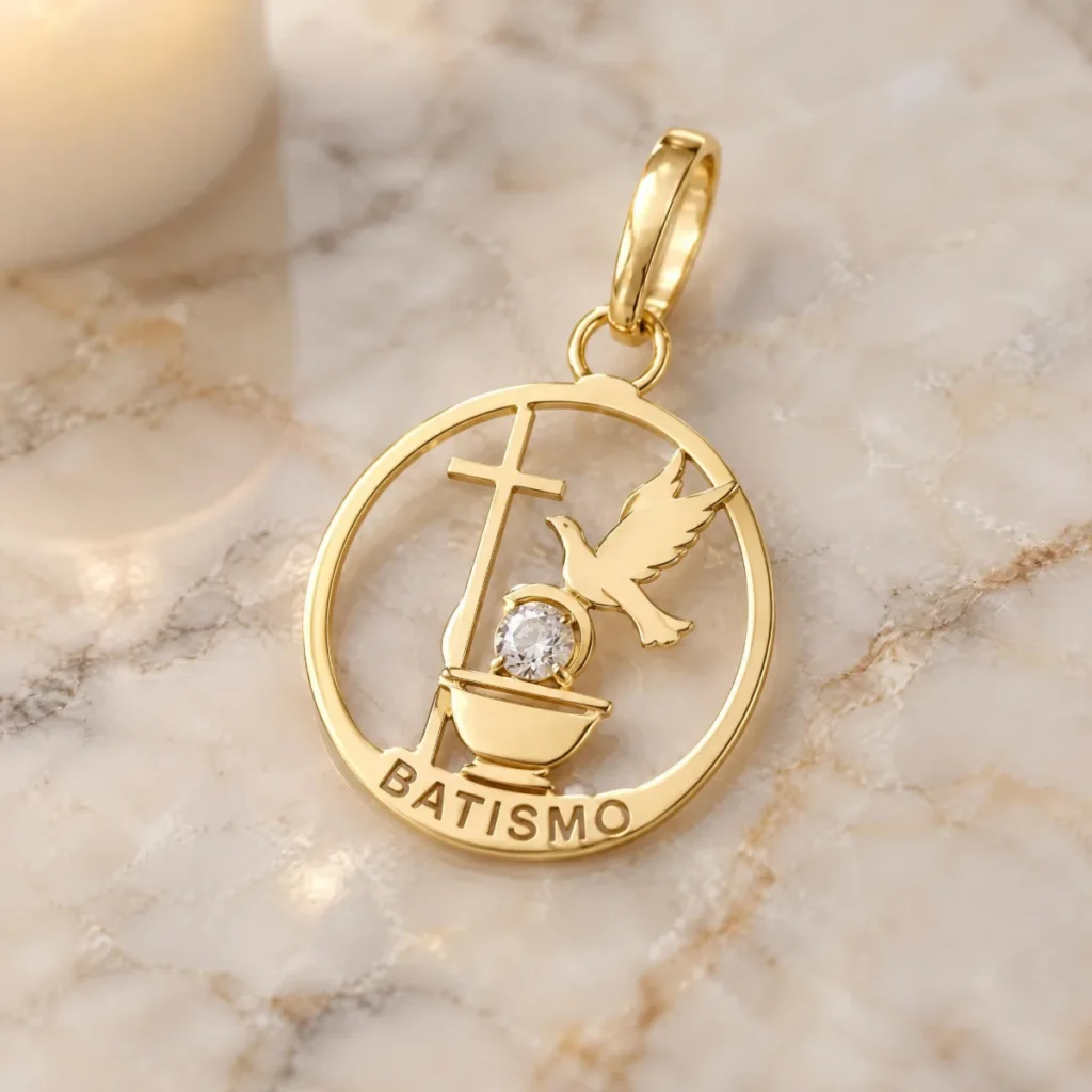 Medalha de Batismo Ouro 18k Vazada com Diamante, em foto de estúdio