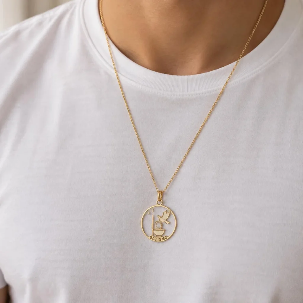 Medalha de Batismo Ouro 18k Vazada com Diamante, em uso por uma modelo