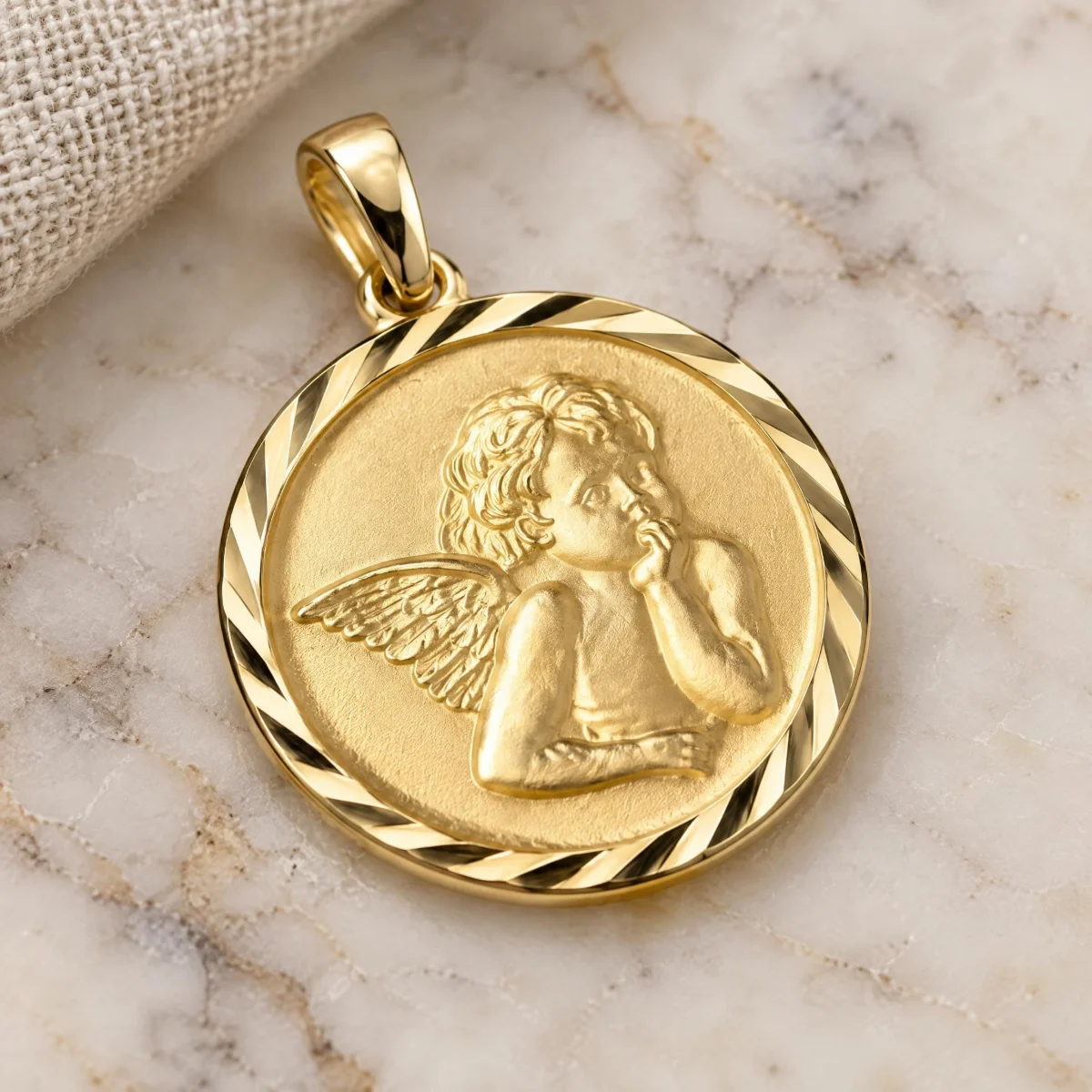 Medalha de Ouro 18k Anjo Pensador, em foto de estúdio