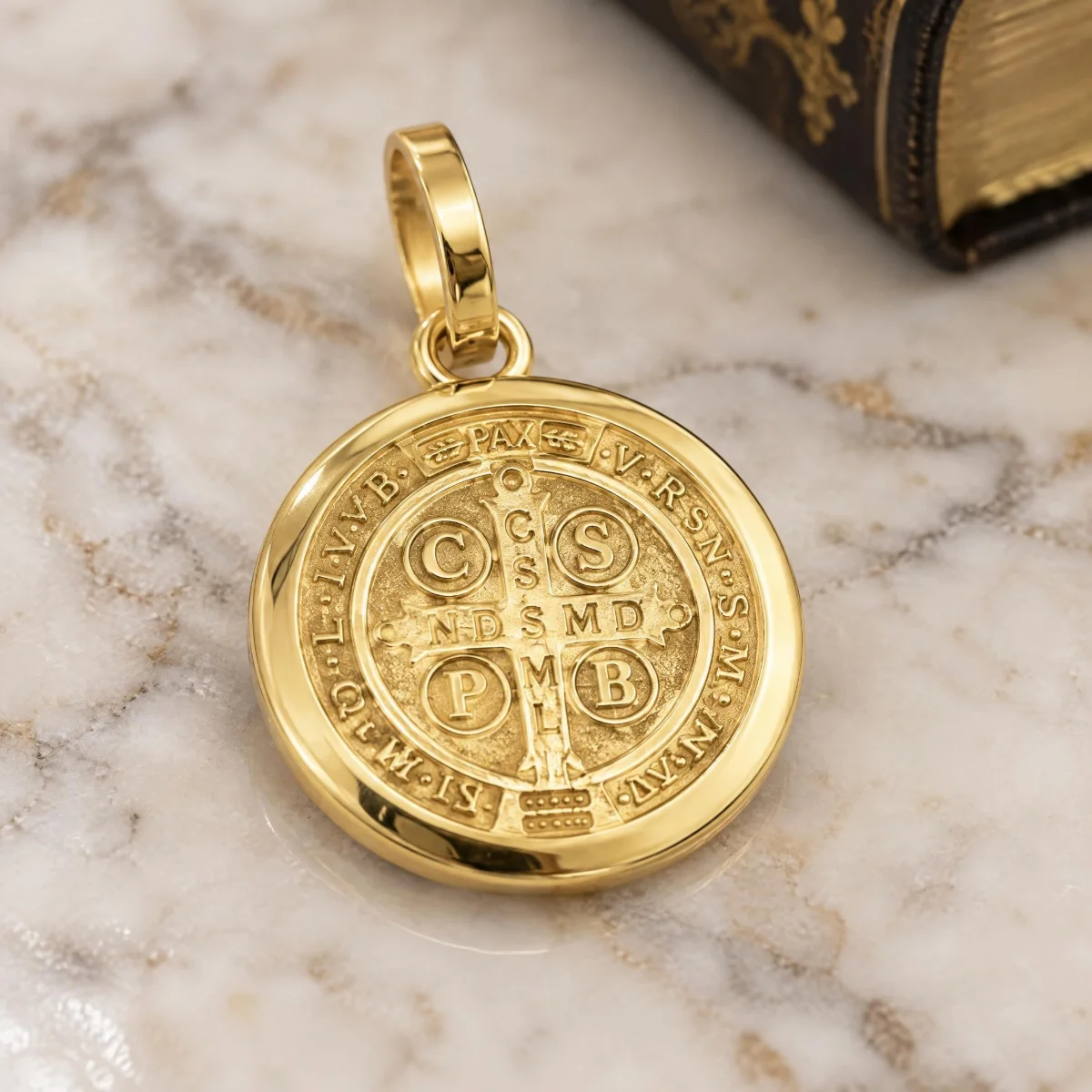 Medalha de São Bento Ouro 18k Maciça, em foto de estúdio