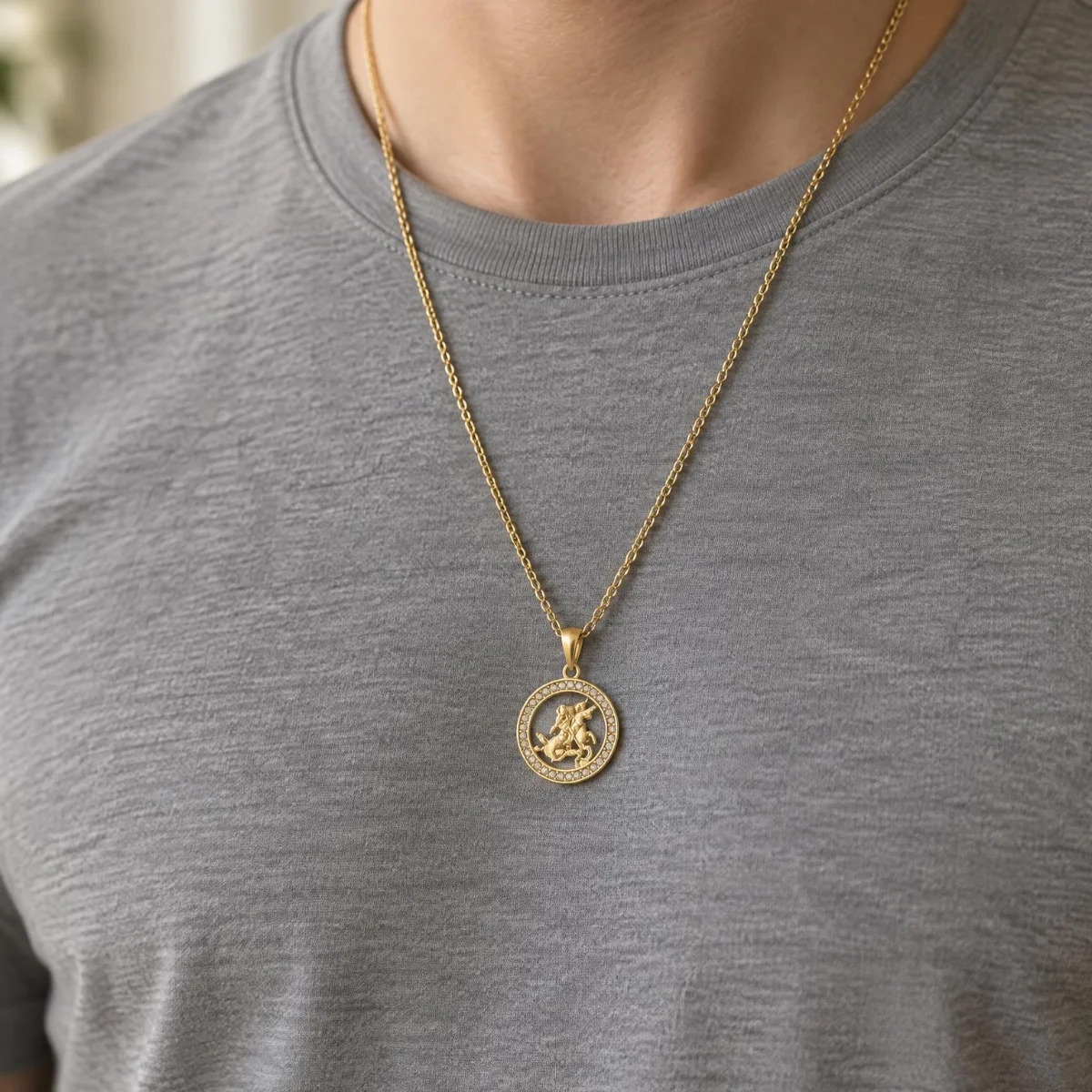 Medalha de São Jorge Vazada com Zircônias em Ouro 18k, em uso por uma modelo