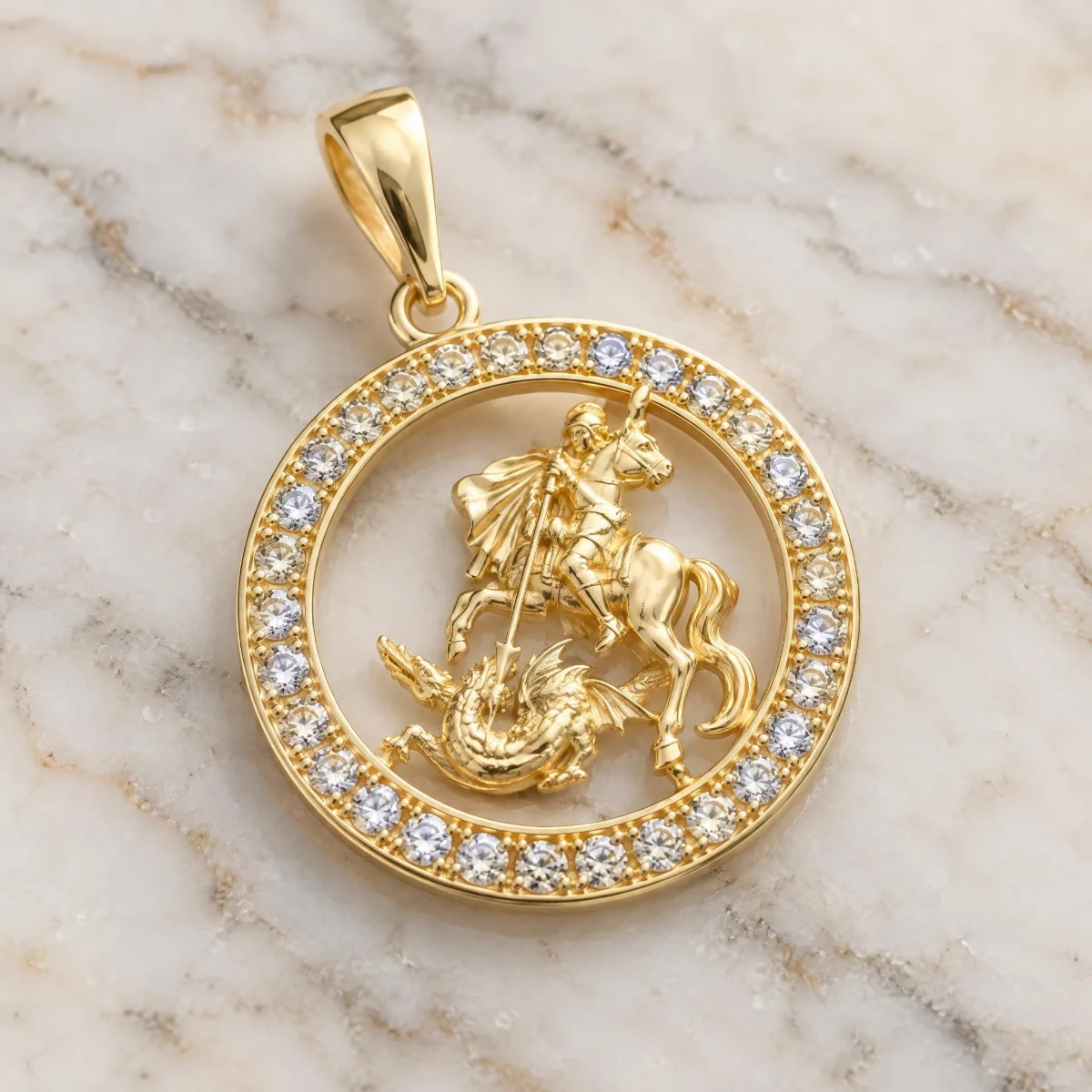 Medalha de São Jorge Vazada com Zircônias em Ouro 18k, em foto de estúdio