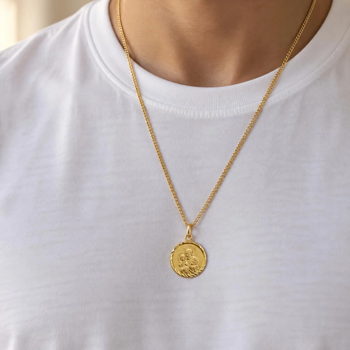 Medalha de São José em Ouro 18k com Borda Diamantada, em uso por uma modelo