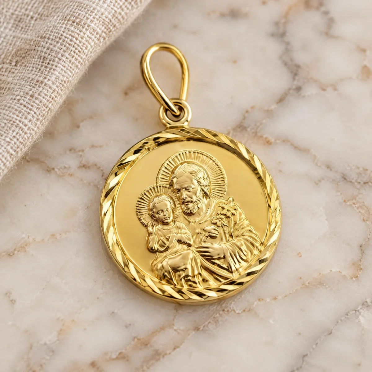 Medalha de São José em Ouro 18k com Borda Diamantada, em foto de estúdio