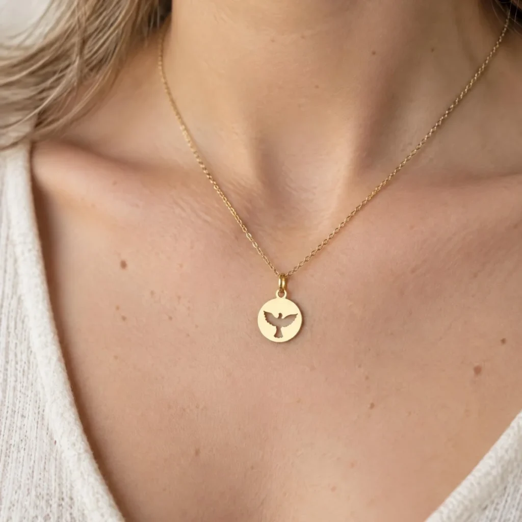 Medalha Divino Espírito Santo Recortada em Ouro 18k, em uso por uma modelo