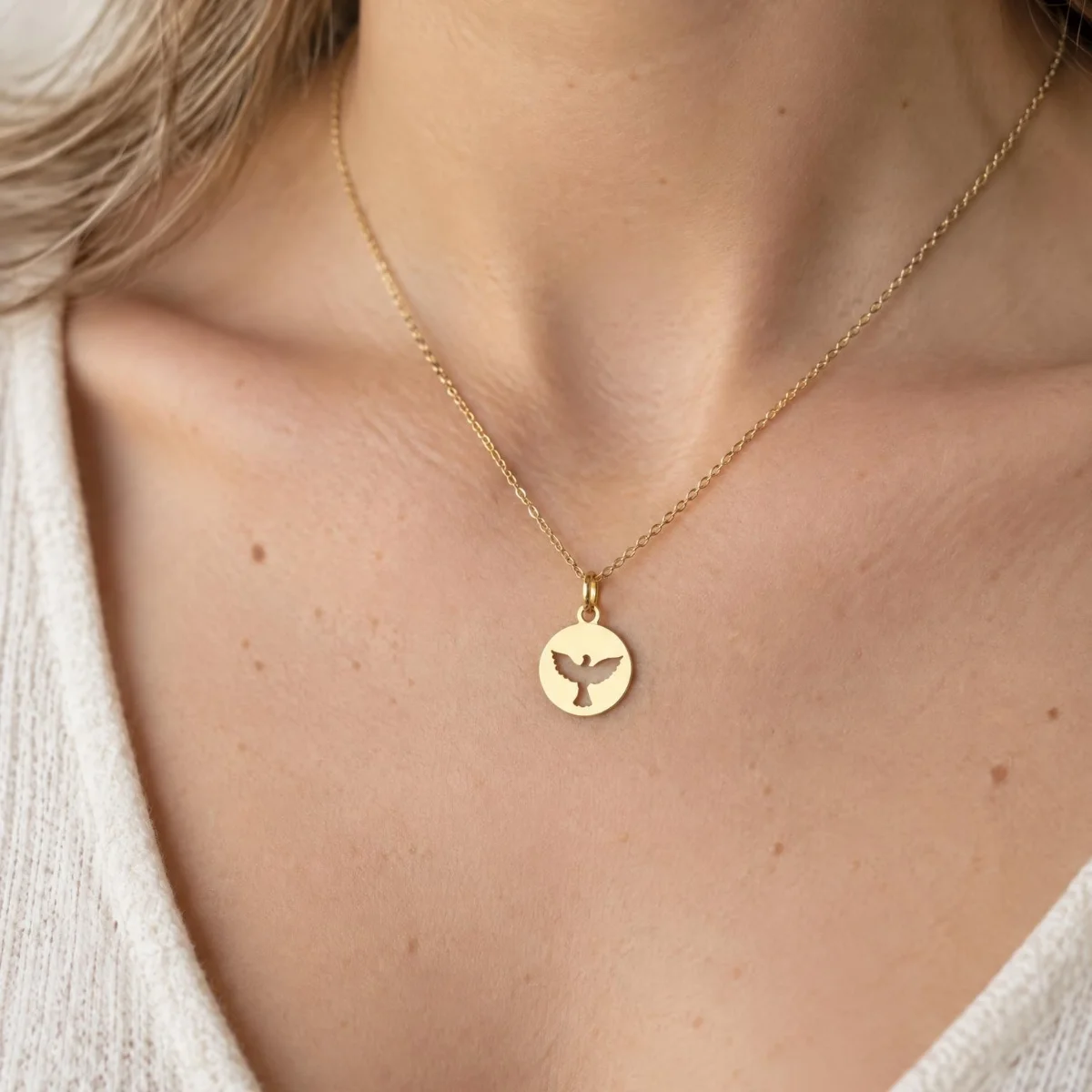 Medalha Divino Espírito Santo Recortada em Ouro 18k, em uso por uma modelo