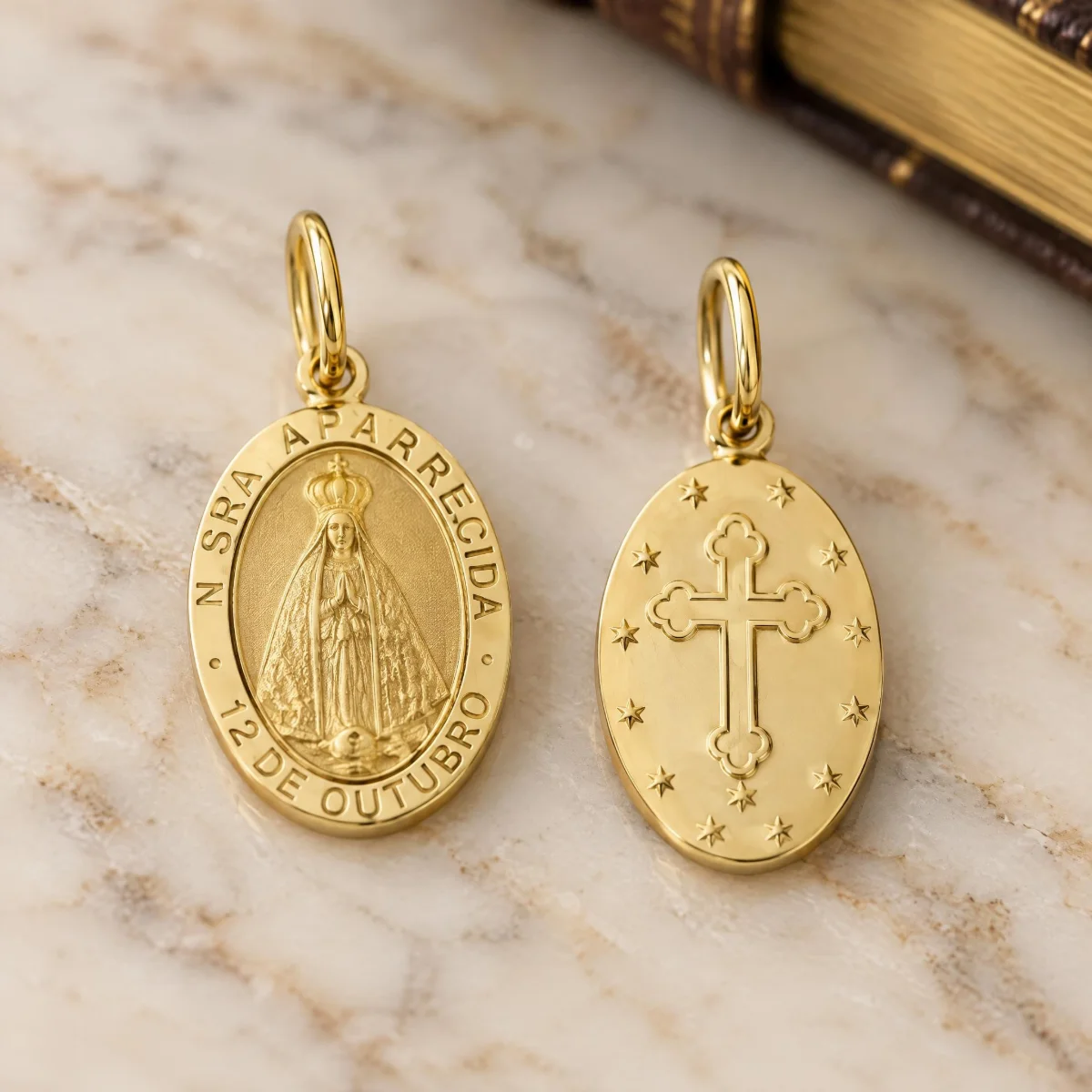 Medalha Nossa Senhora Aparecida Ouro 18k Oval com Data, em foto de estúdio