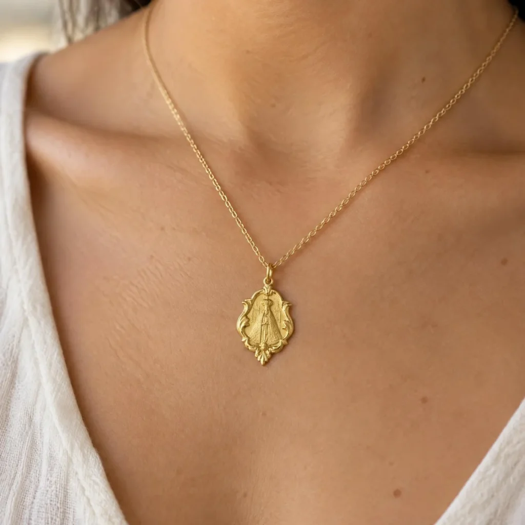 Medalha Nossa Senhora Aparecida Ouro com Ornato, em uso por uma modelo