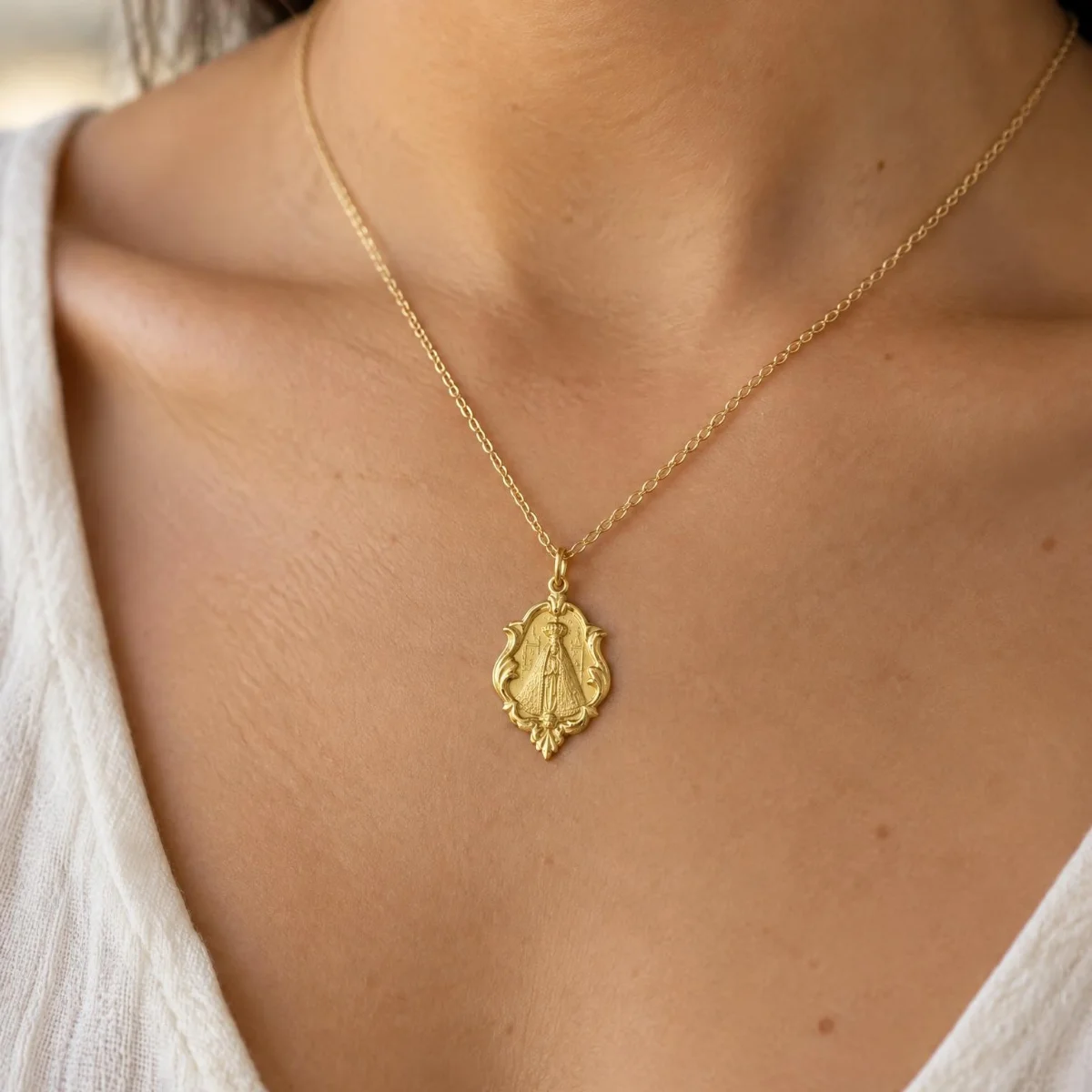 Medalha Nossa Senhora Aparecida Ouro com Ornato, em uso por uma modelo