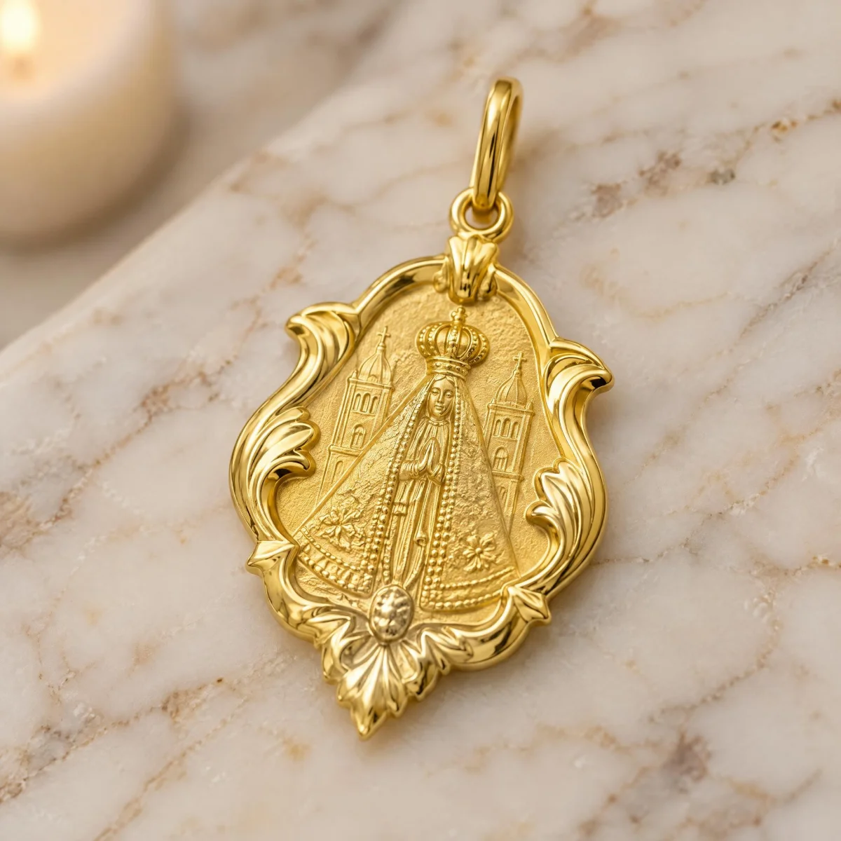 Medalha Nossa Senhora Aparecida Ouro com Ornato, em foto de estúdio