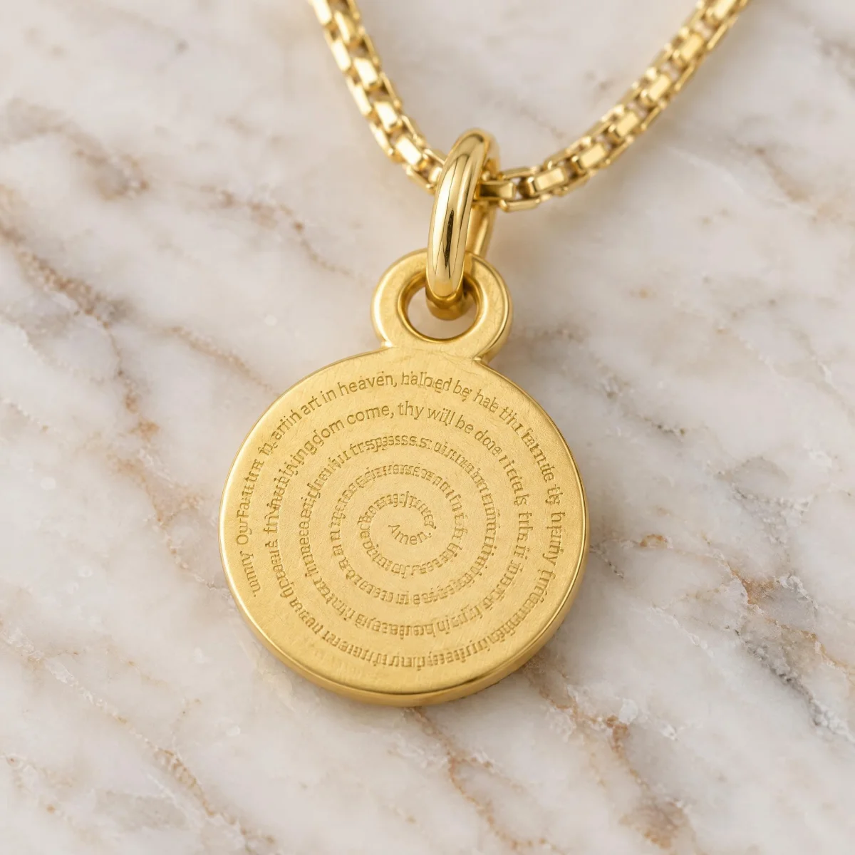 Medalha Pai Nosso Pequena em Ouro 18k, em foto de estúdio