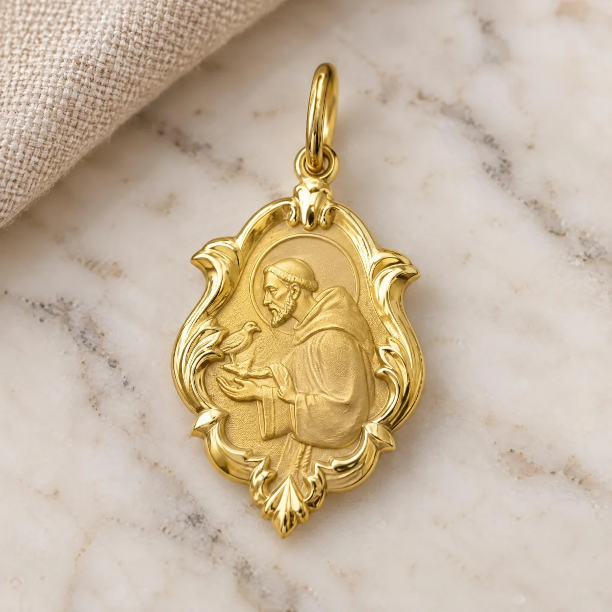 Medalha São Francisco em Ouro 18k com Ornato, em foto de estúdio