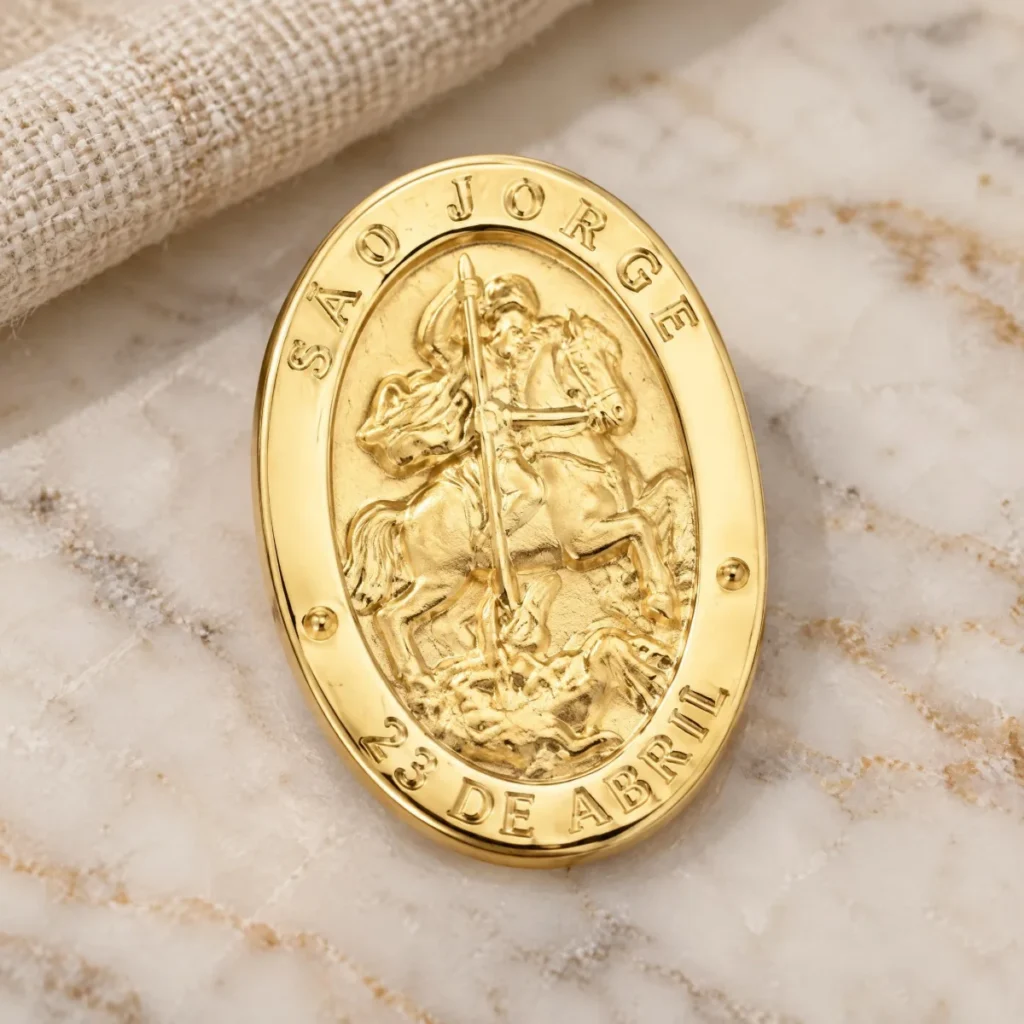 Medalha São Jorge Ouro 18k Oval com Data, em foto de estúdio