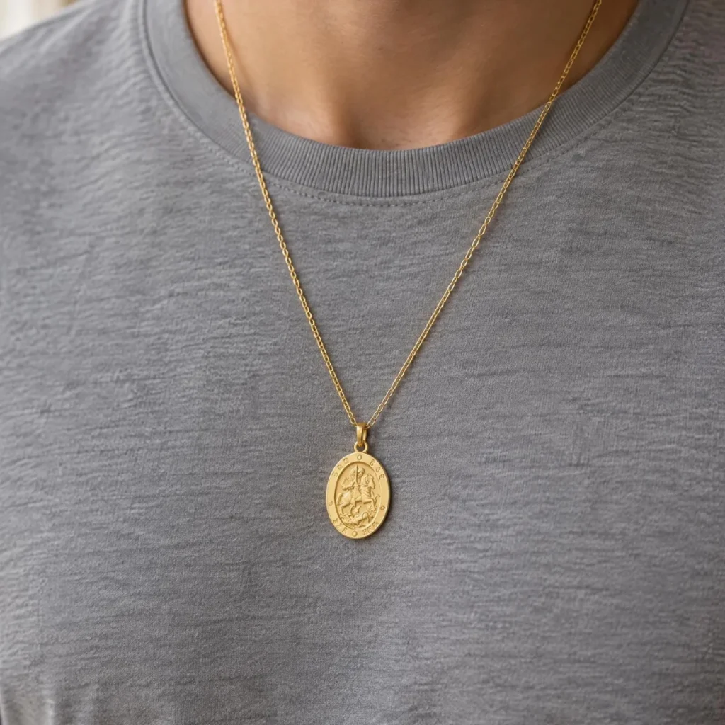 Medalha São Jorge Ouro 18k Oval com Data, em uso por uma modelo