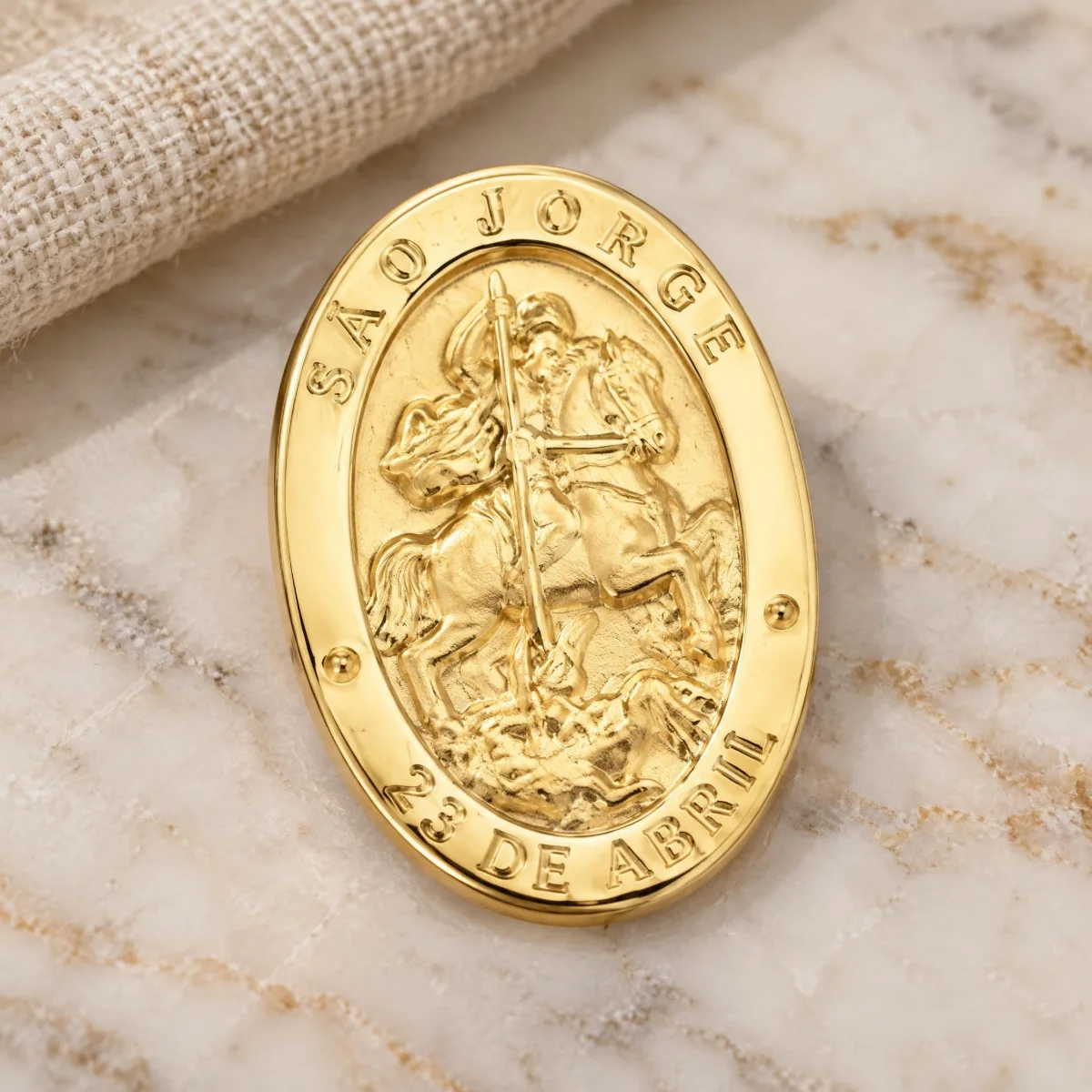 Medalha São Jorge Ouro 18k Oval com Data, em foto de estúdio