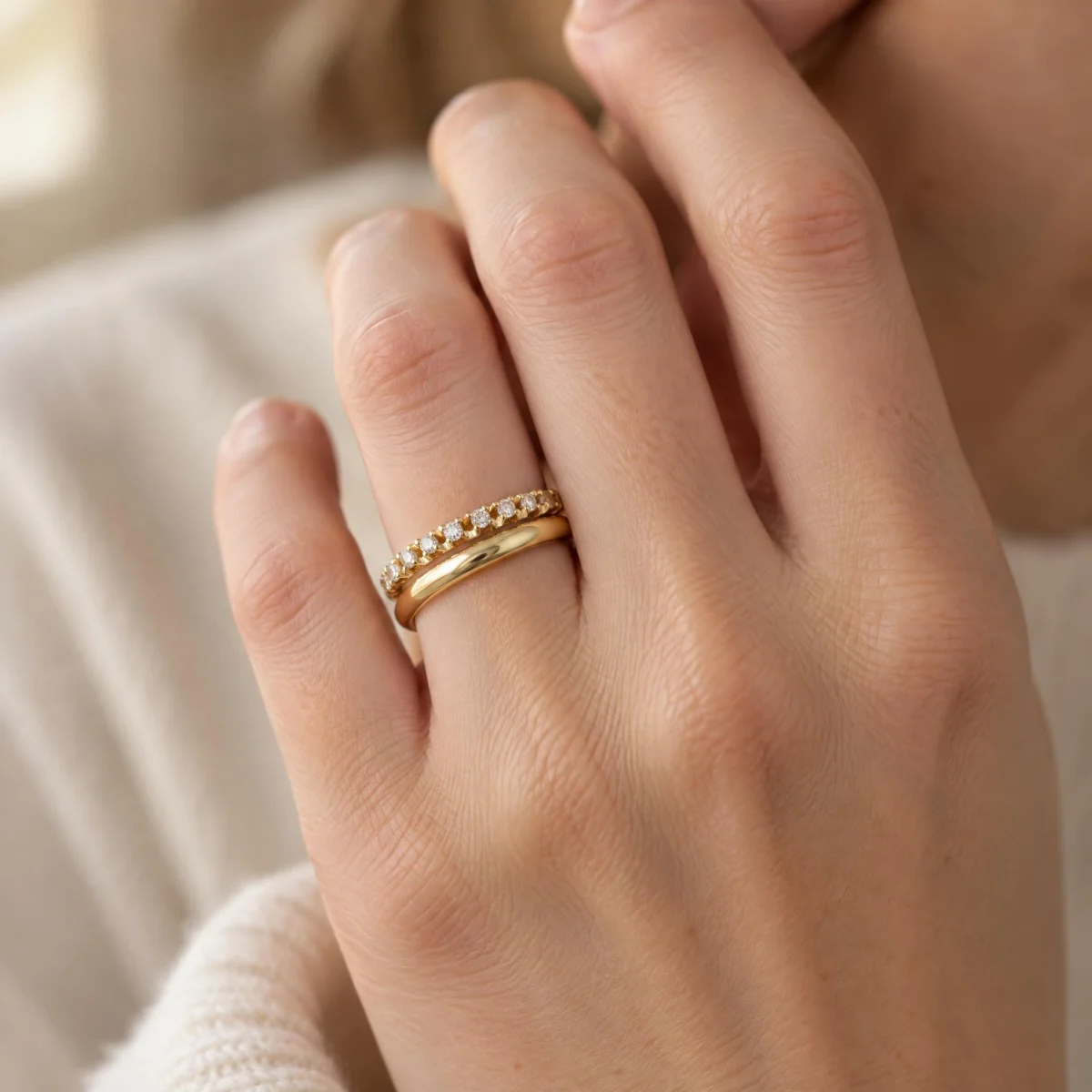 Meia Aliança em Ouro 18k com Pedras em Garras, na mão de uma modelo