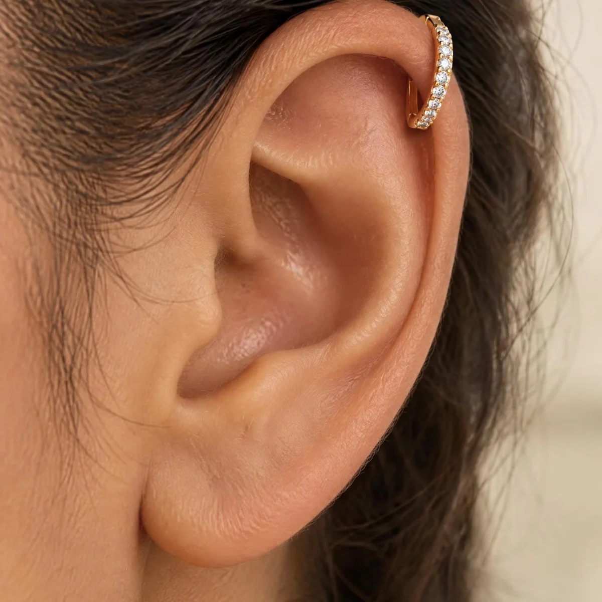 Piercing Helix Ouro 18k, na orelha de uma modelo