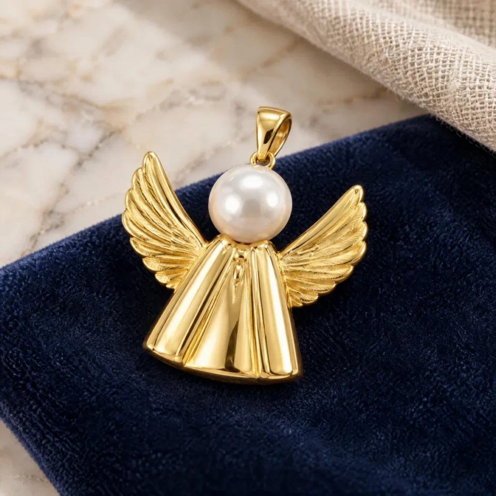 Pingente Anjo com Pérola em Ouro 18k, em foto de estúdio