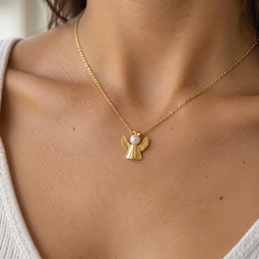 Pingente Anjo com Pérola em Ouro 18k, em uso por uma modelo