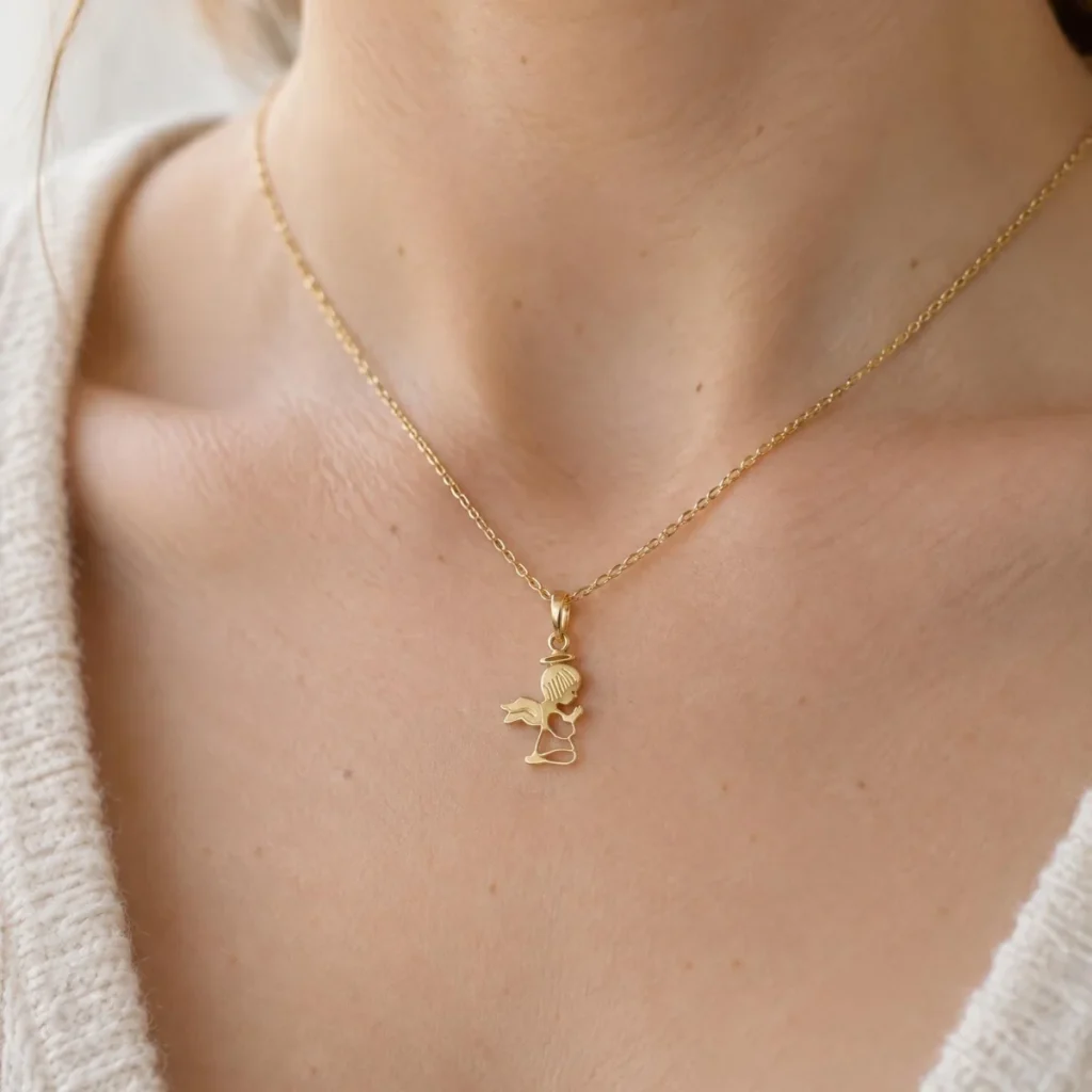 Pingente Anjo da Guarda Ouro 18k de Perfil, em uso por uma modelo
