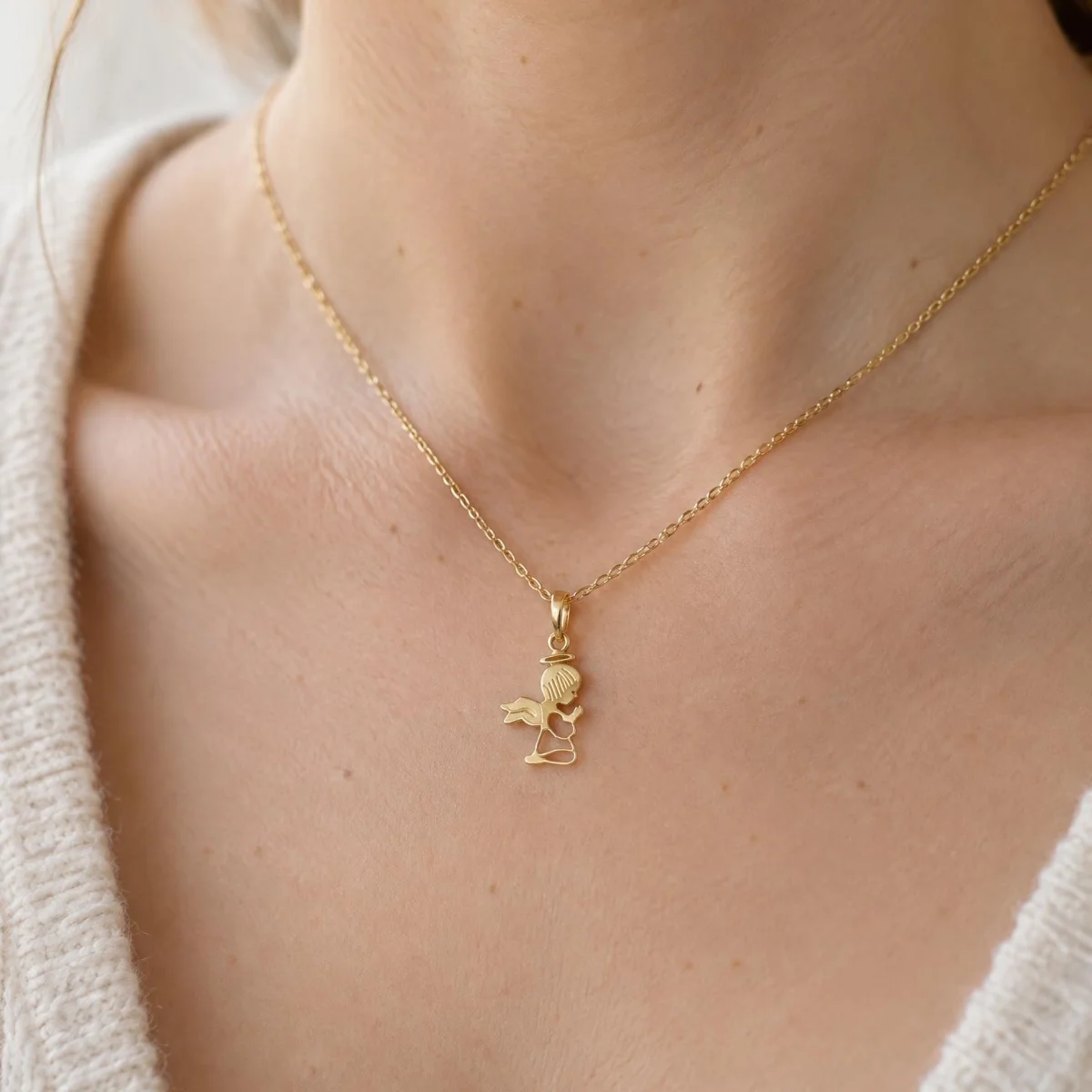 Pingente Anjo da Guarda Ouro 18k de Perfil, em uso por uma modelo