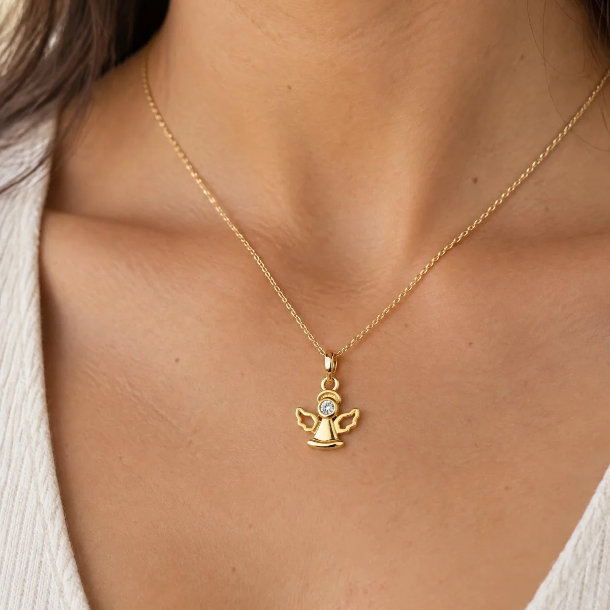 Pingente Anjo Ouro 18k com Pedra no Rosto, em uso por uma modelo