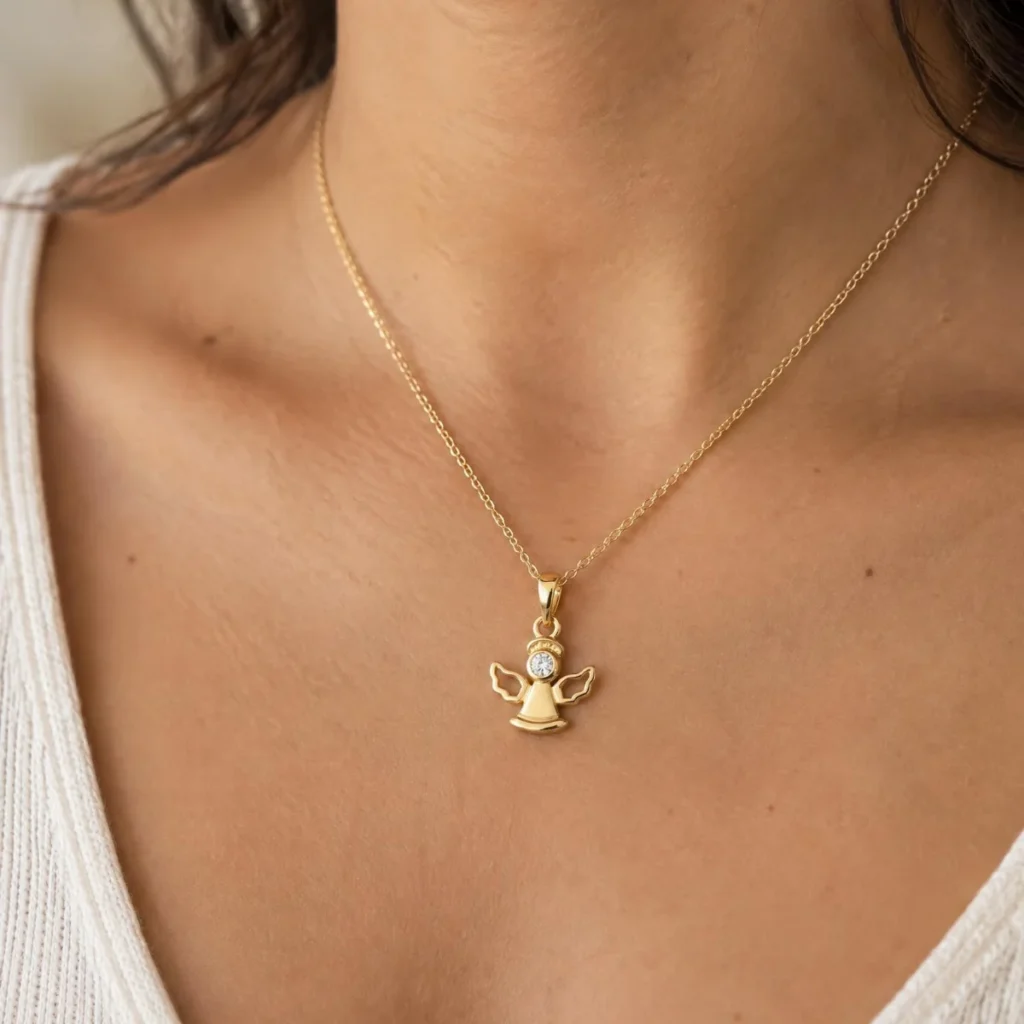 Pingente Anjo Ouro 18k com Pedra no Rosto, em uso, outro ângulo