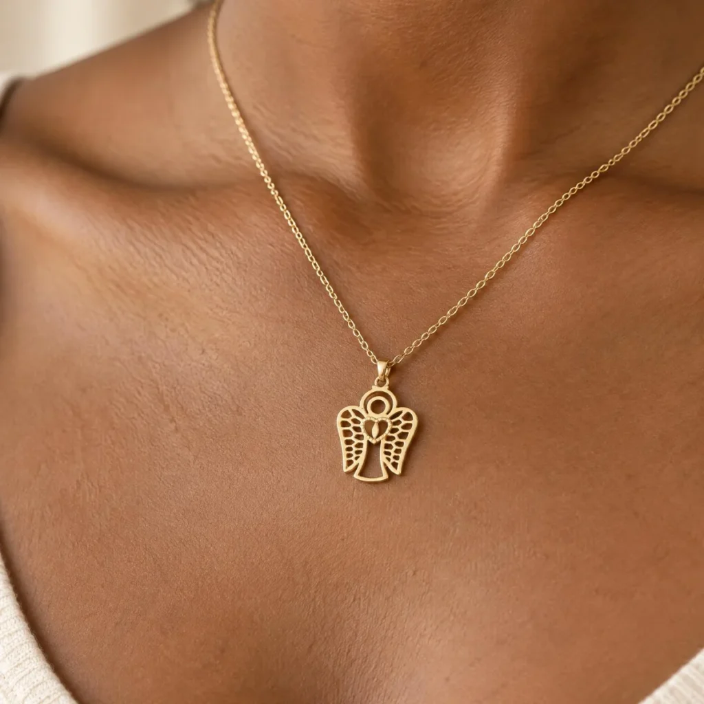 Pingente Anjo Vazado em Ouro 18k, em uso por uma modelo