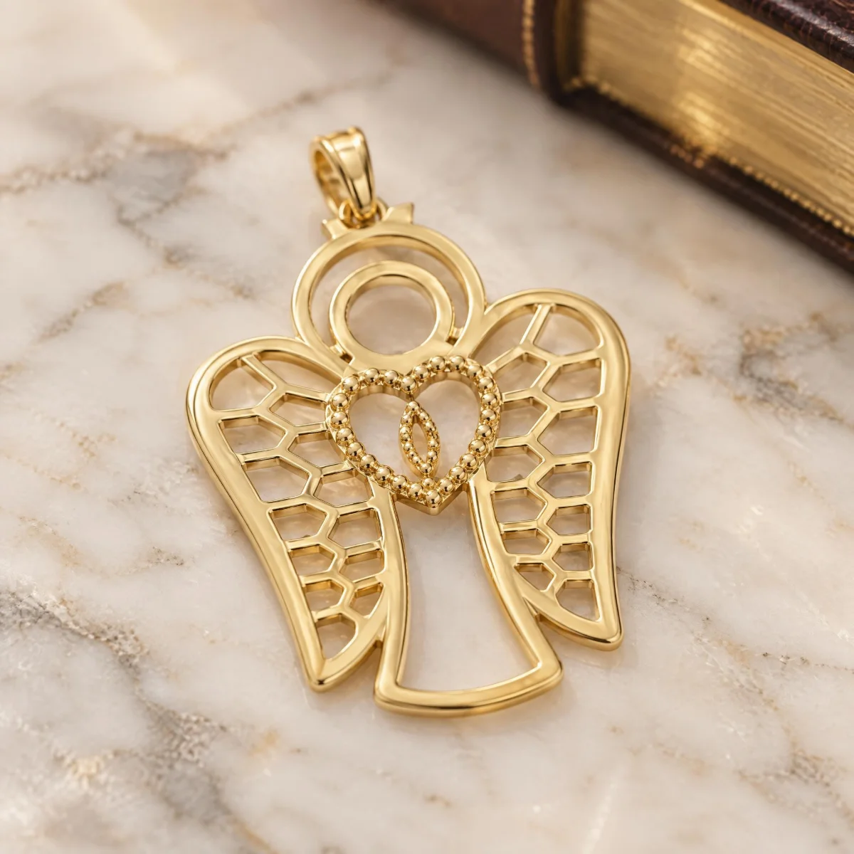 Pingente Anjo Vazado em Ouro 18k, em foto de estúdio
