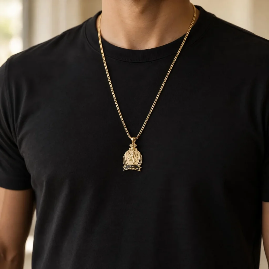 Pingente Brasão de Família em Ouro 18k, em uso por uma modelo