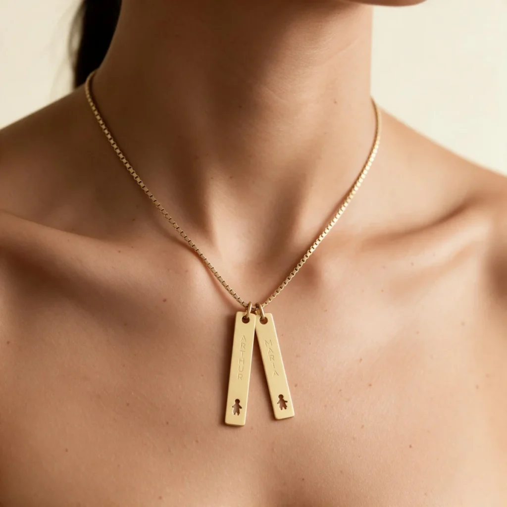 Pingente com Nome em Placas de Ouro 18k, em uso por uma modelo