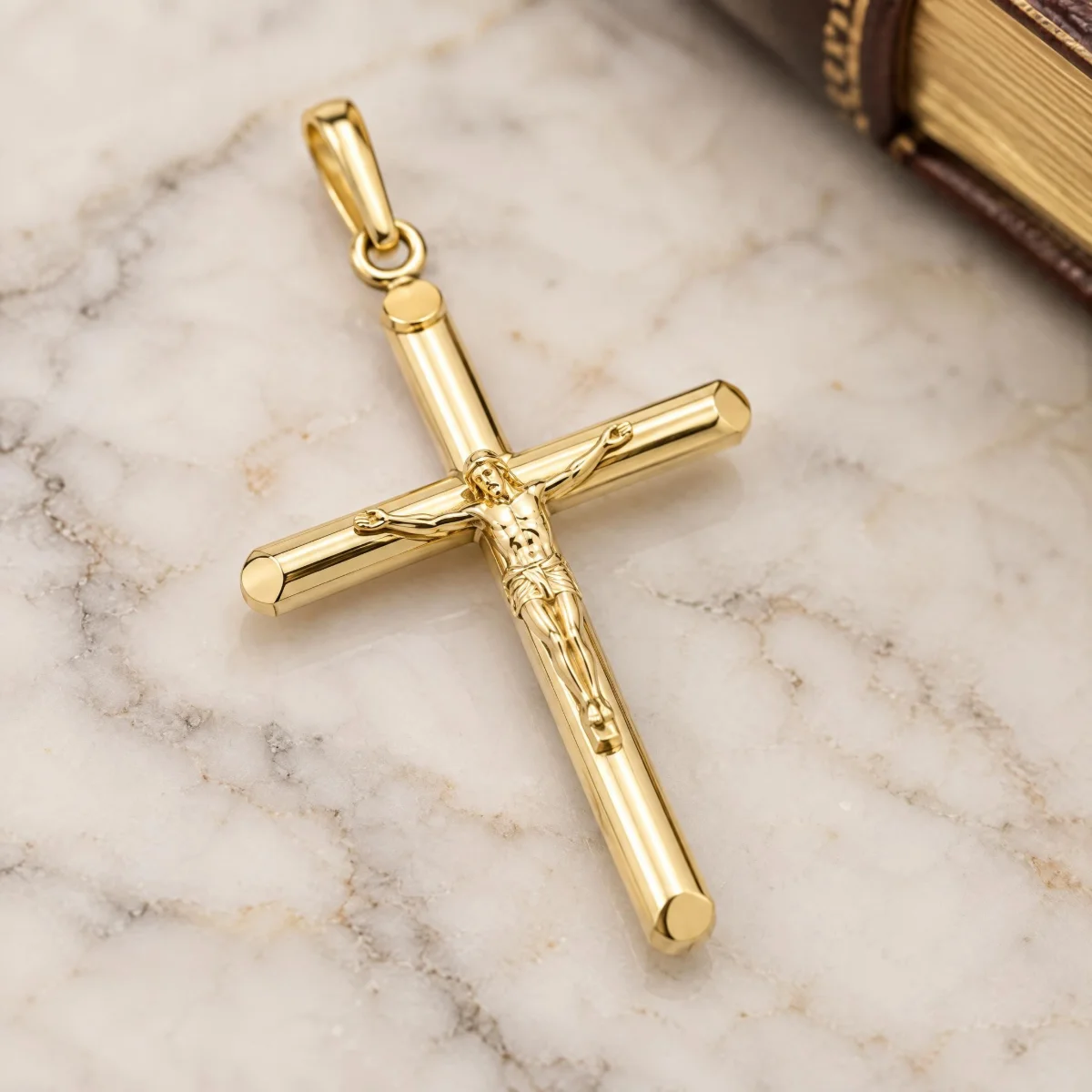 Pingente Crucifixo Ouro 18k de Hastes Cilíndricas, em foto de estúdio