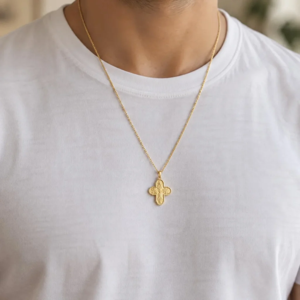 Pingente Cruz do Cristão em Ouro 18k Quatro Cenas, em uso por uma modelo