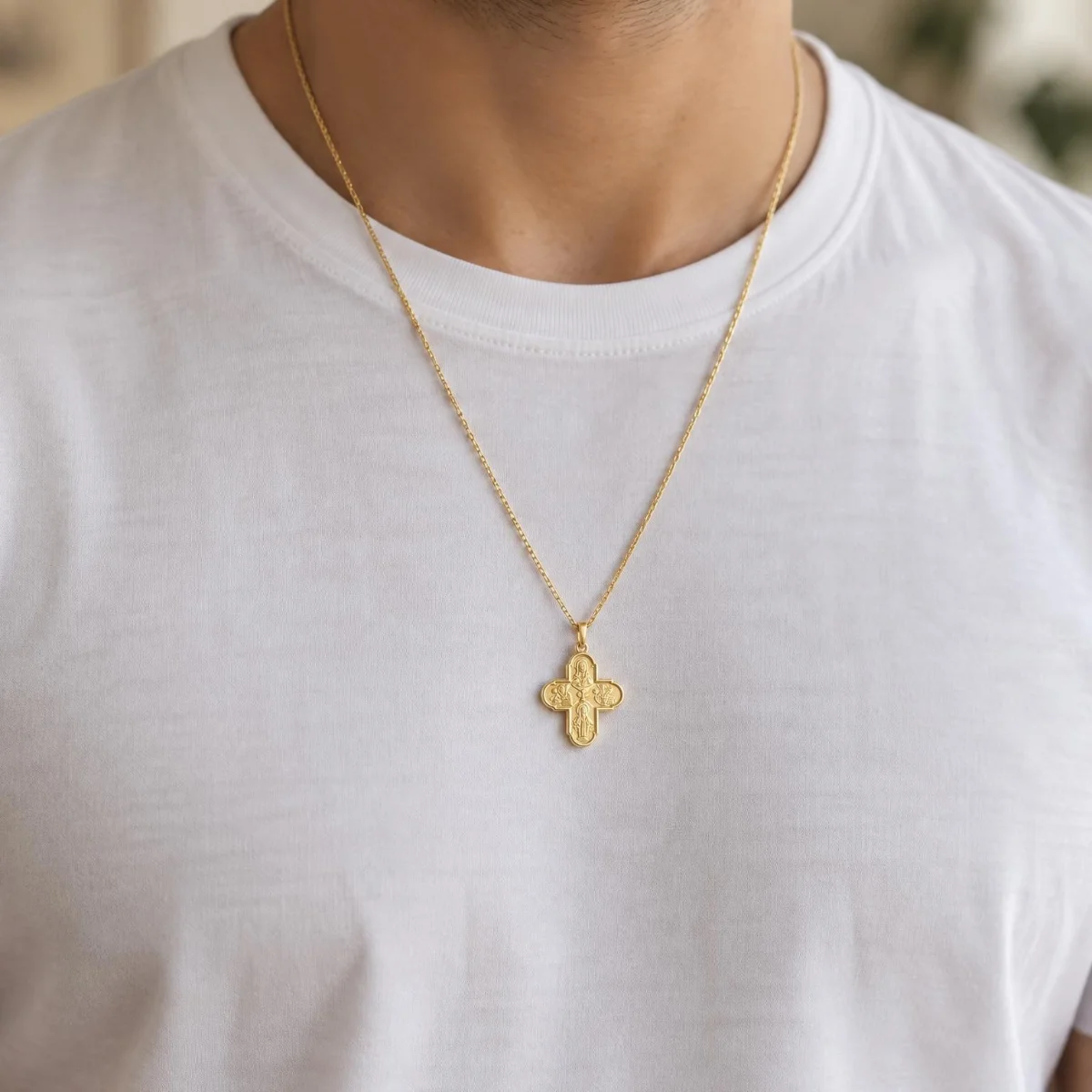 Pingente Cruz do Cristão em Ouro 18k Quatro Cenas, em uso por uma modelo