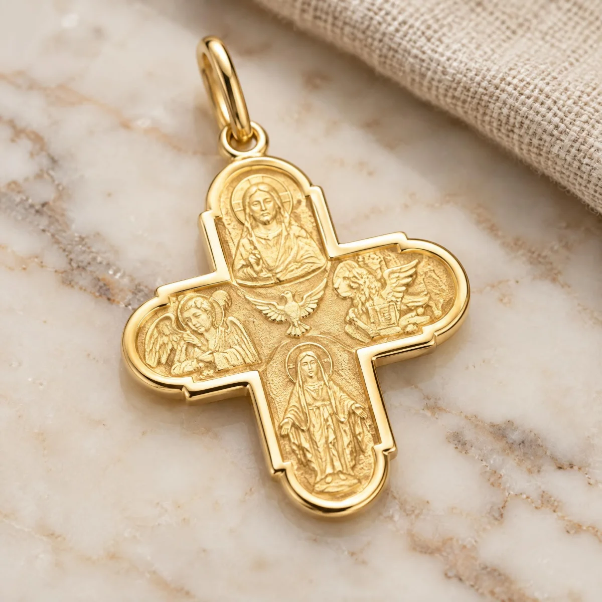 Pingente Cruz do Cristão em Ouro 18k Quatro Cenas, em foto de estúdio