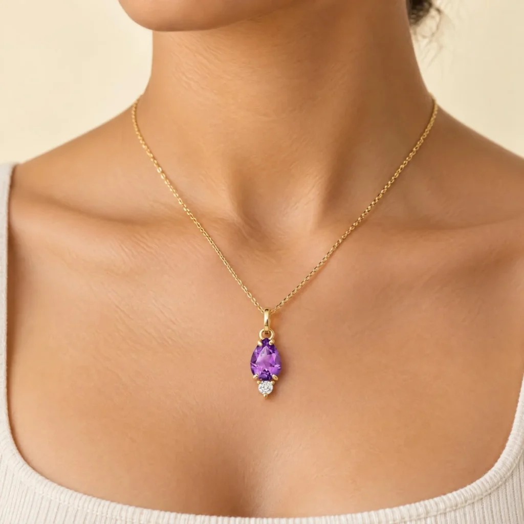 Pingente de Ametista em Ouro 18k, em uso por uma modelo