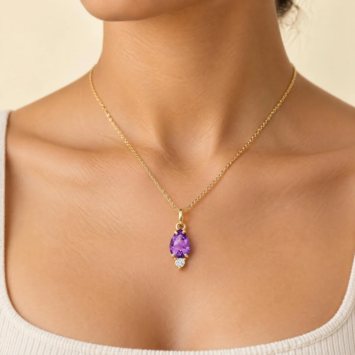 Pingente de Ametista em Ouro 18k, em uso por uma modelo