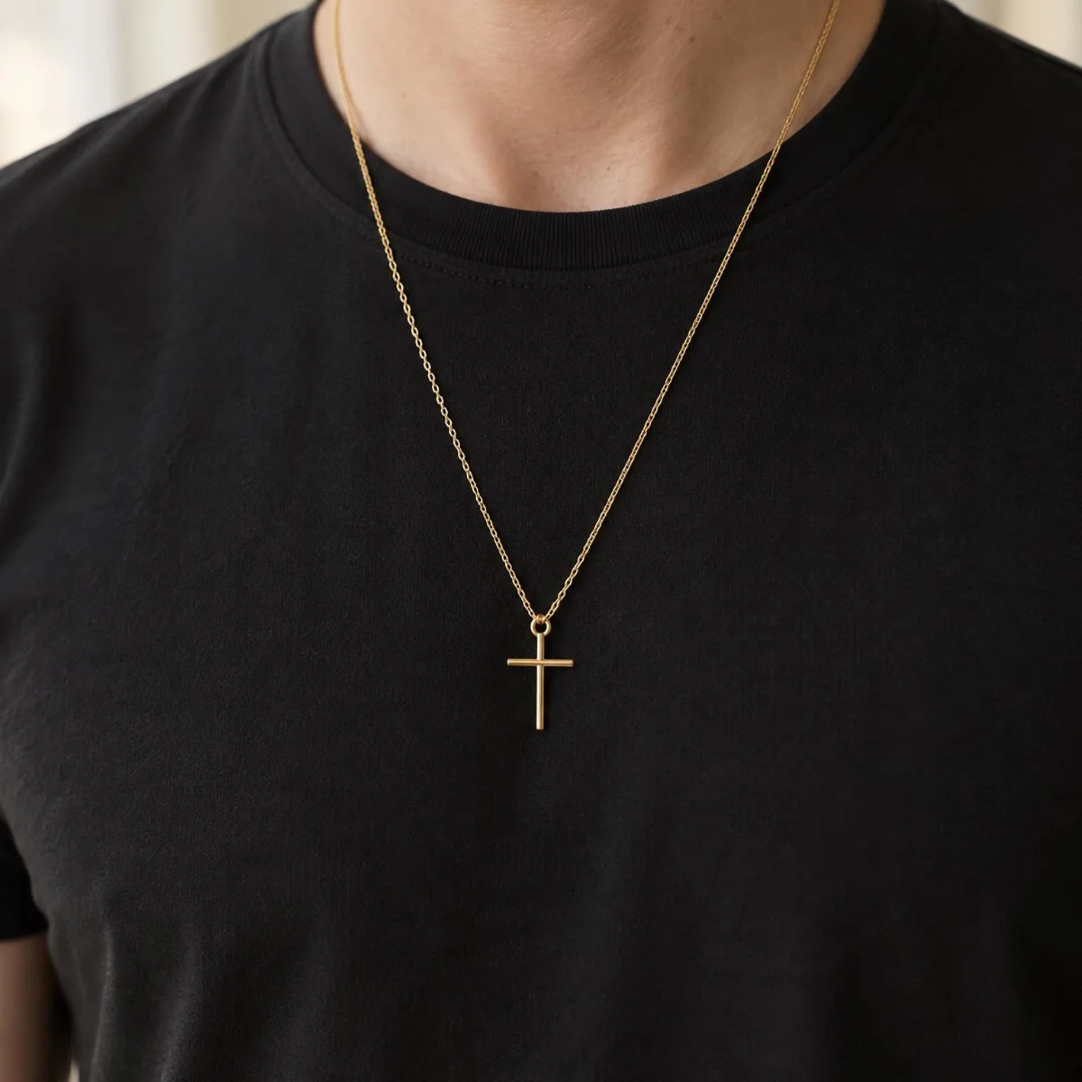 Pingente de Cruz Ouro 18k Lisa 17 mm, em uso por uma modelo