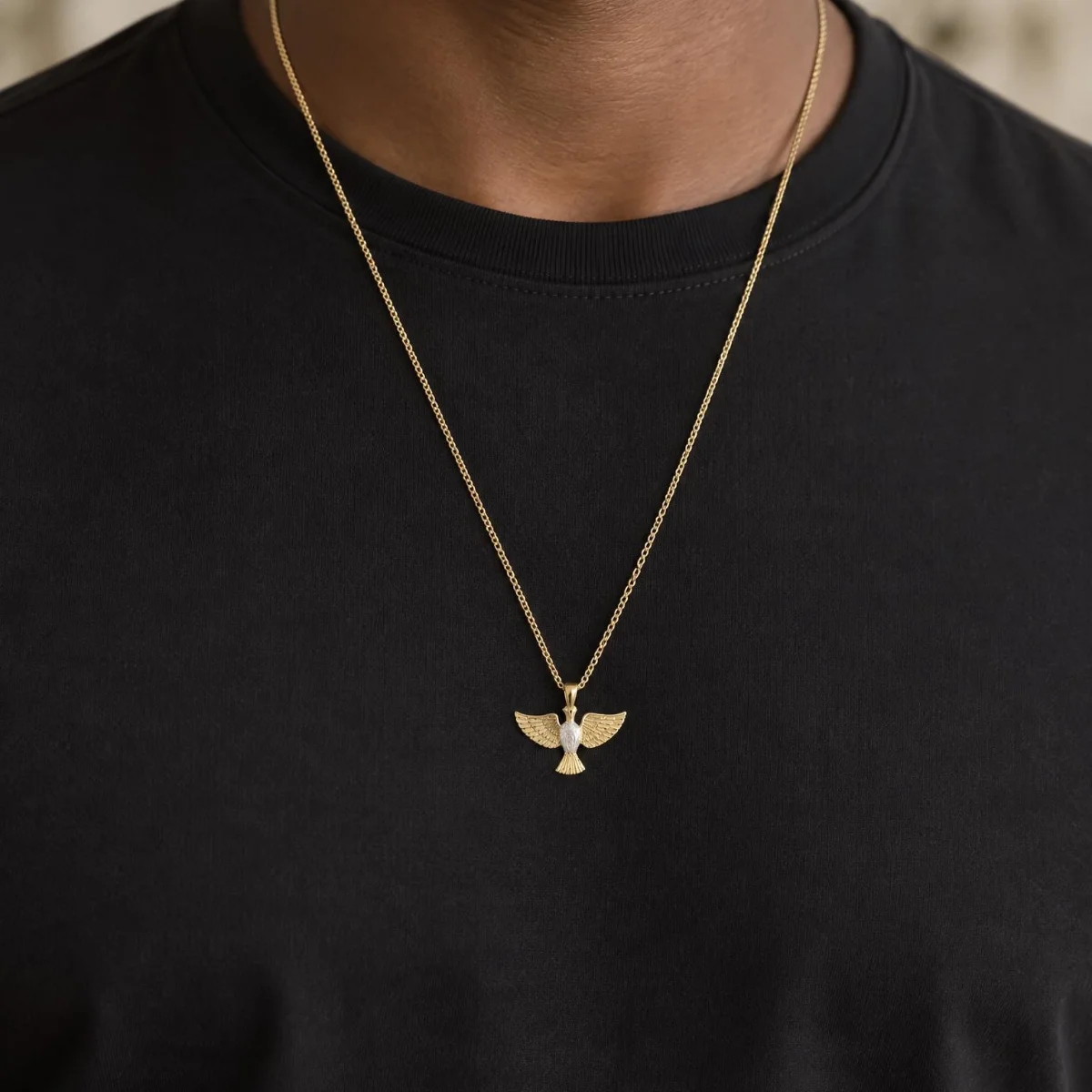 Pingente Divino Espírito Santo Ouro 18k Bicolor, em uso por uma modelo