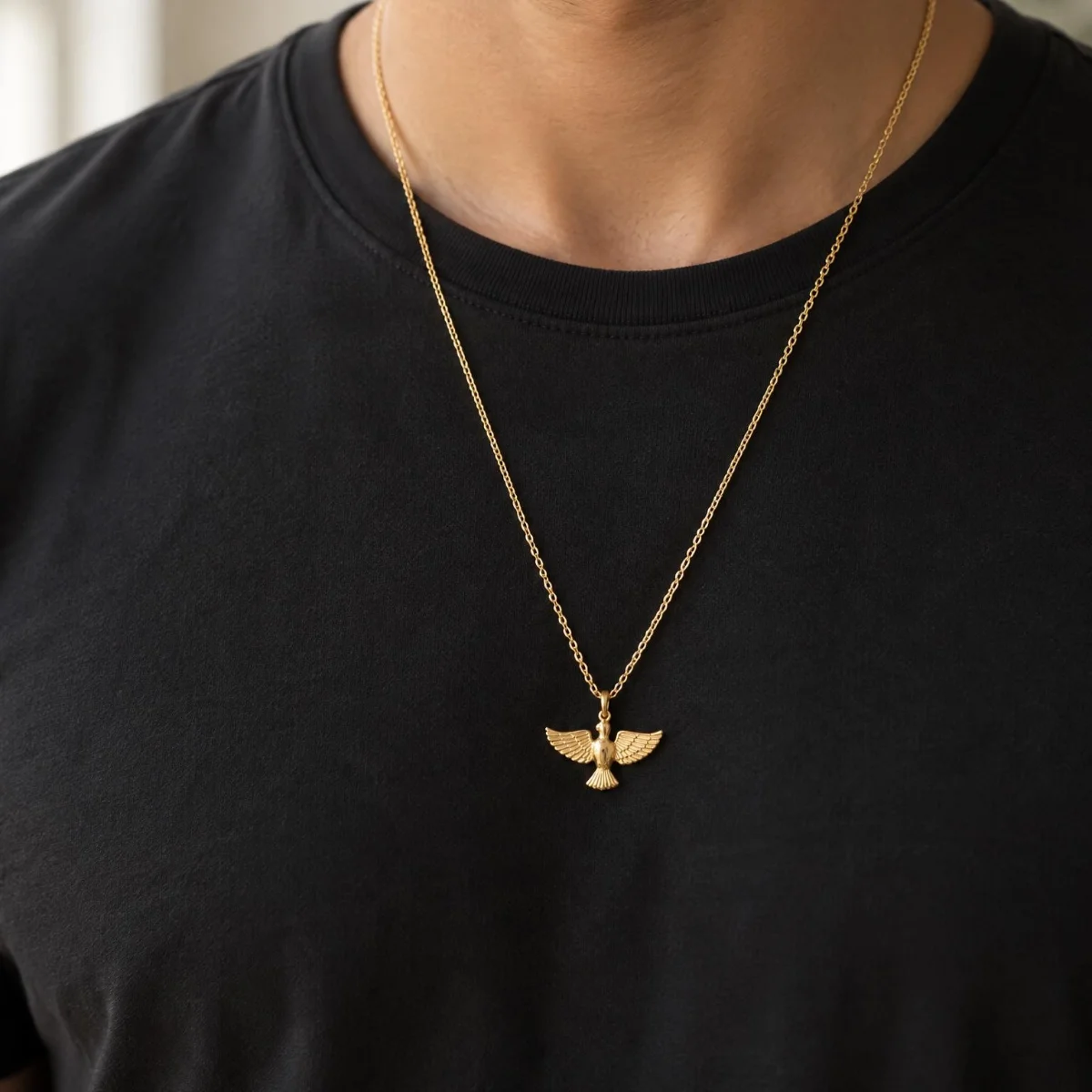 Pingente Espírito Santo Ouro 18k Asas Abertas, em uso por uma modelo